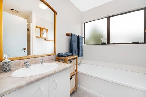 Photo of property in 20 Hassan Drive, Massey, Auckland, 0614