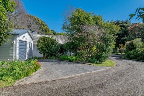 Photo of property in 11 Karaka Grove, Waikanae, 5036