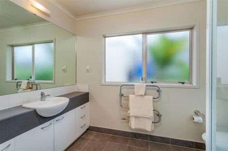 Photo of property in 12 Elkstone Place, Henderson, Auckland, 0612