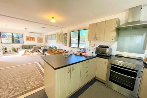 Photo of property in 14 Panzic Place, Glen Eden, Auckland, 0602