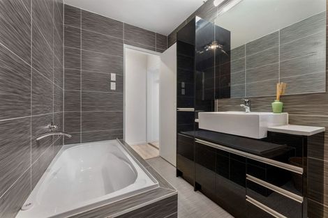 Photo of property in 9 Gwendoline Avenue, Te Atatu Peninsula, Auckland, 0610