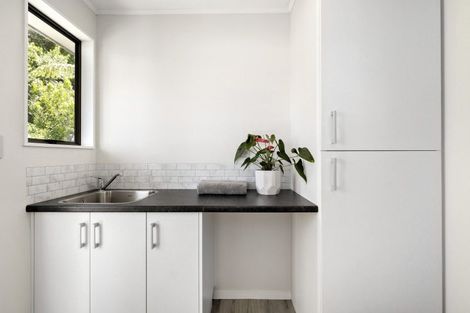 Photo of property in 5 Sasanqua Way, Crofton Downs, Wellington, 6035