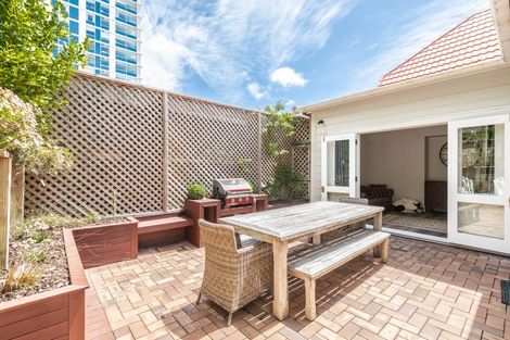Photo of property in 210 Oriental Parade, Oriental Bay, Wellington, 6011