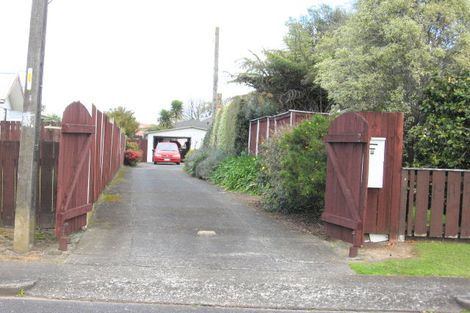 Photo of property in 2 Mountbatten Place, Papakura, 2110