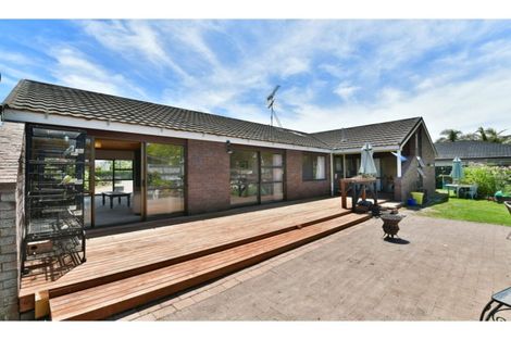 Photo of property in 32 Walton Street, Red Beach, 0932