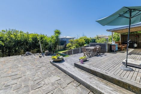 Photo of property in 15 Mahoe Street, Otaki Beach, Otaki, 5512