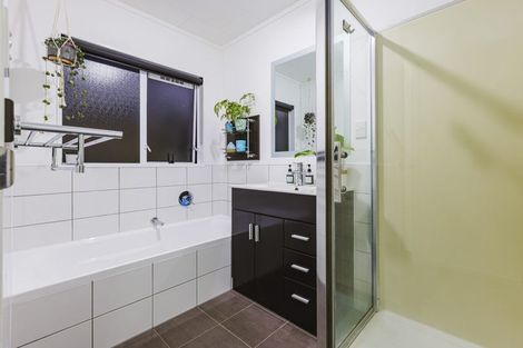 Photo of property in 21 Randwick Place, Randwick Park, Auckland, 2105