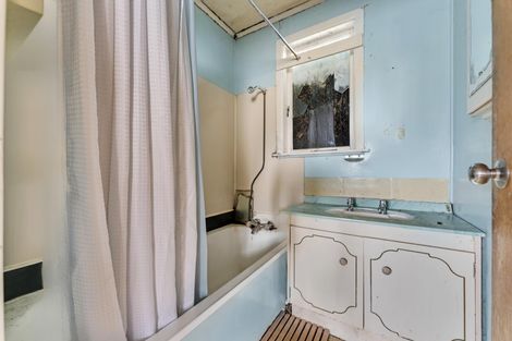 Photo of property in 12 Ozich Avenue, Te Atatu South, Auckland, 0610