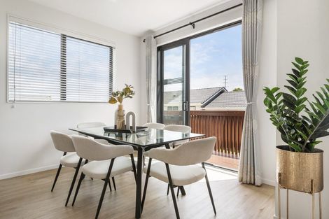 Photo of property in 49a Meadowood Drive, Unsworth Heights, Auckland, 0632