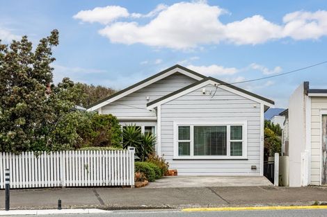 Photo of property in 107 Onepu Road, Lyall Bay, Wellington, 6022
