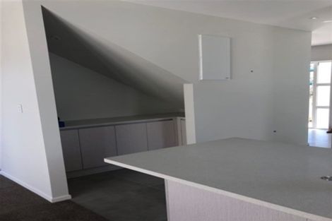 Photo of property in 2 Riroriro Close, Papakura, 2110