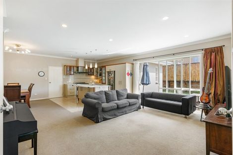 Photo of property in 8 Chateau Rise, Flat Bush, Auckland, 2016
