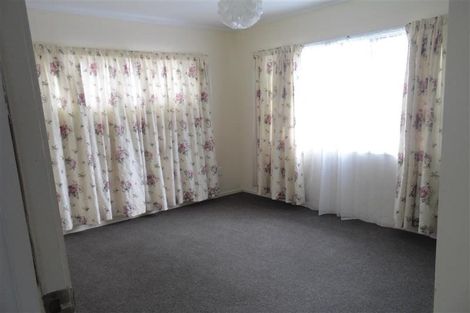 Photo of property in 28 Pahi Place, West Harbour, Auckland, 0618
