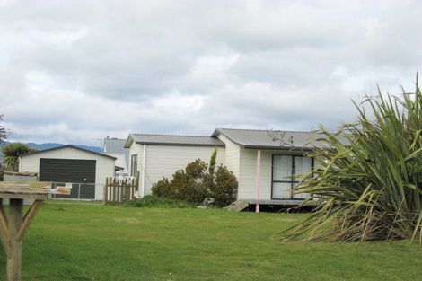 Photo of property in 30 Sarah Street, Waikawa Beach, Manakau, 5573