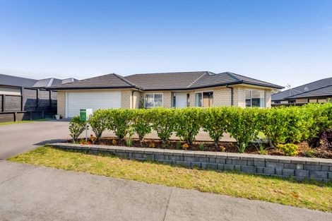 Photo of property in 12 Oakmont Crescent, Waiwhakaiho, New Plymouth, 4312