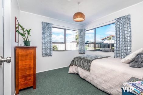 Photo of property in 37 Sunhaven Drive, Newlands, Wellington, 6037