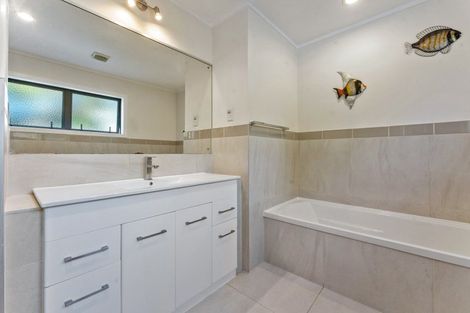 Photo of property in 11 Springbank Lane, Te Atatu Peninsula, Auckland, 0610