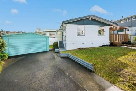 Photo of property in 19 Segedin Place, Glenfield, Auckland, 0629