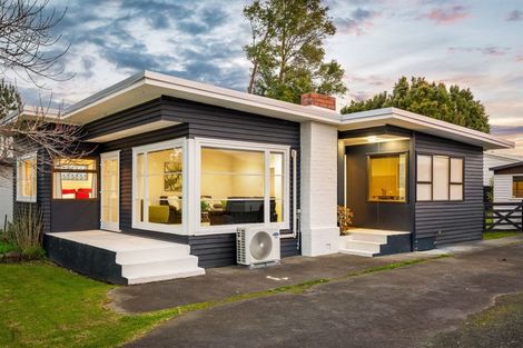 Photo of property in 11 Ranui Station Road, Ranui, Auckland, 0612