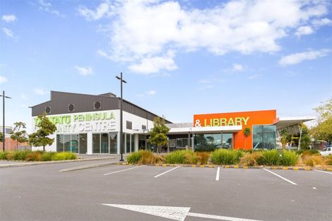 Photo of property in 2a Rixon Place, Te Atatu Peninsula, Auckland, 0610