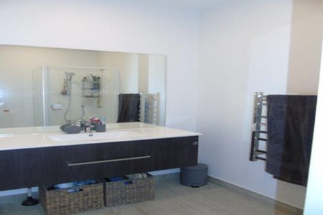 Photo of property in 62u3 Spenmoor Street, Newlands, Wellington, 6037