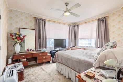 Photo of property in 37 Flanshaw Road, Te Atatu South, Auckland, 0610