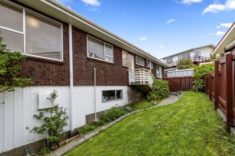 Photo of property in 37 Edgecombe Street, Newlands, Wellington, 6037