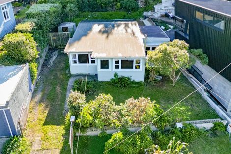 Photo of property in 14 Cave Road, Houghton Bay, Wellington, 6023