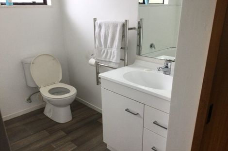 Photo of property in 7 Vardon Road, Green Bay, Auckland, 0604