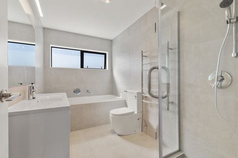 Photo of property in 32a Tupaki Place, Pakuranga Heights, Auckland, 2010
