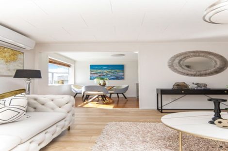 Photo of property in 90 Lantana Road, Green Bay, Auckland, 0604