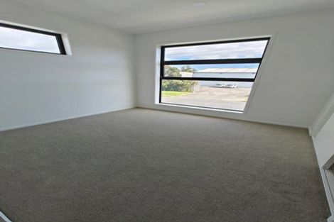Photo of property in 4 Rauemi Way, Te Atatu South, Auckland, 0610