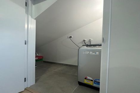 Photo of property in 33 Eileen Newey Place, Henderson, Auckland, 0612