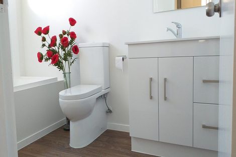 Photo of property in 2b Sunhaven Drive, Newlands, Wellington, 6037