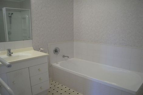 Photo of property in 17 Mcfetridge Place, Hillcrest, Auckland, 0627