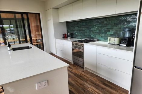 Photo of property in 2 Wairau Road, Oakura, 4374