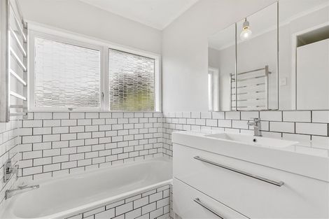 Photo of property in 46 Woodstock Road, Forrest Hill, Auckland, 0620