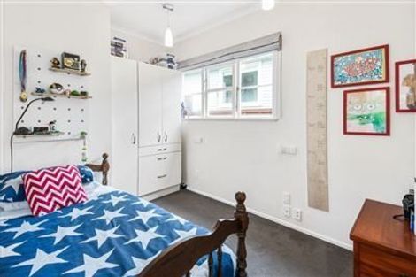 Photo of property in 19 Black Rock Road, Newlands, Wellington, 6037