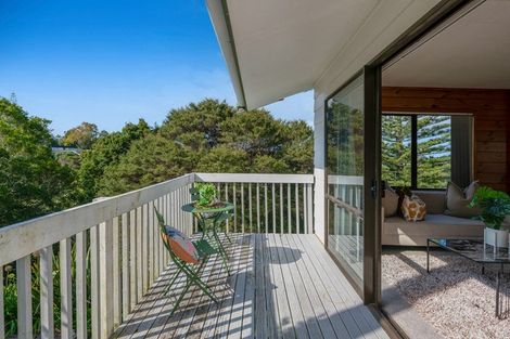 Photo of property in 16 Noeleen Street, Glenfield, Auckland, 0629