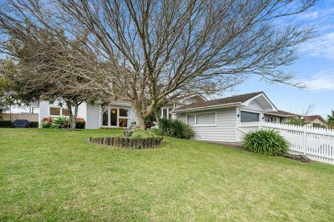 Photo of property in 18 Booralee Avenue, Botany Downs, Auckland, 2010