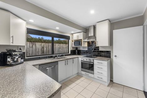 Photo of property in 13 Kurnell Drive, Botany Downs, Auckland, 2010
