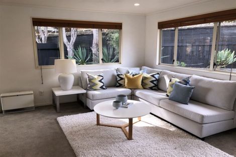 Photo of property in 8 Red Oak Place, Schnapper Rock, Auckland, 0632