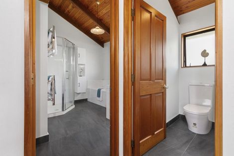 Photo of property in 2/20a Old Lake Road, Narrow Neck, Auckland, 0624