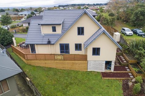 Photo of property in 7 La Lena Grove, Fitzherbert, Palmerston North, 4410