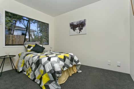 Photo of property in 33 Helleur Road, Massey, Auckland, 0614