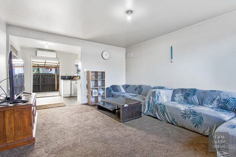 Photo of property in 2/41 Challen Close, Conifer Grove, Takanini, 2112