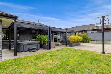 Photo of property in 122 Pohutukawa Place, Waiwhakaiho, New Plymouth, 4312