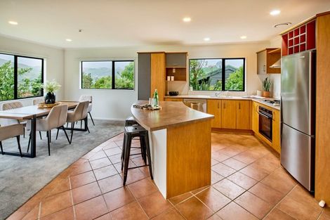 Photo of property in 5 Bishops Glen, Tawa, Wellington, 5028