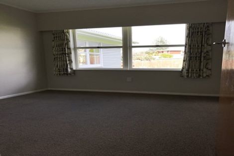 Photo of property in 7 Lyndhurst Road, Te Atatu South, Auckland, 0610