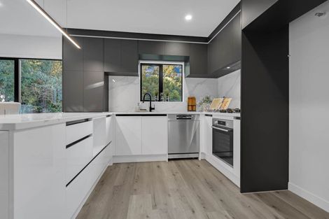 Photo of property in 8b South Lynn Road, Titirangi, Auckland, 0604